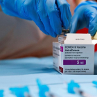 Personal mèdic obrint una caixa amb els vials de la vacuna de AstraZeneca