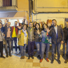 Membres d’ERC-MES celebrant diumenge els 5 edils, rècord històric a Tàrrega, davant la seua seu.