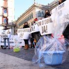 Imagen de la protesta en la plaza Sant Jaume de Barcelona con un cubo simbólico de excrementos.