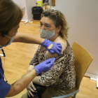 Una dona rep la vacuna al pavelló Onze de Setembre.
