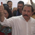 Daniel Ortega saluda tras votar en las elecciones.