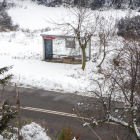 La parada del transport escolar a Cabestany, també envoltada de neu.