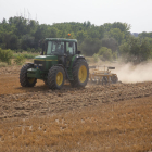 Llamamiento a la agricultura para crear cortafuegos  -  La Generalitat hizo ayer un llamamiento a las entidades agrarias para que labren los campos de cereal de manera perimetral, con el fin de crear franjas de protección que actúen a modo de cor ...