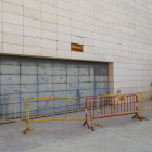 Vista ayer de una de las fachadas del Museu de Lleida que se reformarán, con vallas protectoras.