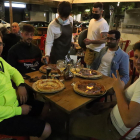 Un grupo de amigos cenando al aire libre en un restaurante del centro de Lleida ciudad.
