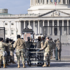 Tropes de la Guàrdia Nacional prenen posicions a prop del Capitoli.