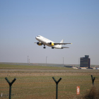 Uno de los aviones de Vueling, ayer en las instalaciones del aeropuerto de Alguaire.