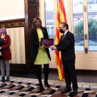 El conseller de Economía y Hacienda, Jaume Giró, entregando el Proyecto de ley de presupuestos de la Generalitat de Catalunya para 2022 a la presidenta de la Cámara, Laura Borràs.