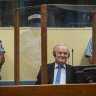 El general serbobosnià Ratko Mladic escolta la lectura de la ratificació de la seua cadena perpètua.