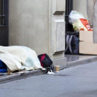 Llancen gasolina a un indigent que dormia al carrer a Barcelona