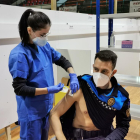 Una enfermera administra la vacuna a un agente de la Guardia Urbana de Lleida.