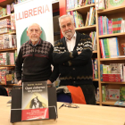 Josep Vallverdú y el escritor gerundense Rafel Nadal, ayer en la librería Caselles de Lleida.