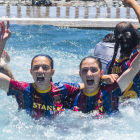 Jugadoras y técnicos, entre ellos Lluís Cortés, celebraron el título en la piscina del hotel.