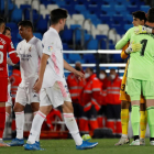 Los jugadores del Madrid y Sevilla se saludan después de finalizar el encuentro en Valdebebas.