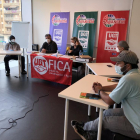 Perelló i Buil, dirigents d’UGT-FICA, amb treballadors de l’escorxador de Mollerussa, ahir a Lleida.
