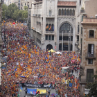 Inicio de la manifestación independentista de la Diada, ayer, en la Via Laietana de Barcelona.