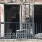 Especialistas de Mossos ayer durante la inspección a la casa que se incendió en Balaguer. 