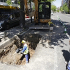 Dos operarios de Aquàlia reparando la fuga de la tubería de Prat de la Riba, ayer. 