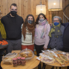 El Rocallaura Cafè y el bar Centro de Maldà ofrecieron ayer sus productos en el Fem Cadena de Tàrrega.