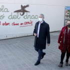 Gonzàlez-Cambray i l’alcaldessa de Canet, Blanca Arbell, visitant ahir l’escola Turó del Drac.