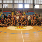 Foto de família de tots els participants en l’homenatge a Josep Sabanés, referent del bàsquet de Balaguer.