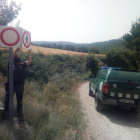 Agentes Rurales cerrando ayer los accesos al Montsec de Rúbies. 