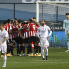 Los jugadores del Athletic celebran uno de los goles ante la desolación de Kroos, Ramos y Courtois.