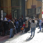 Imatge d’arxiu de persones fent cua davant de l’oficina municipal d’habitatge.