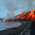 VÍDEO: La lava alcanza el mar en la playa de Los Guirres