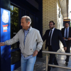 El consejero delegado del Huesca, Petón, ayer al ir a declarar.