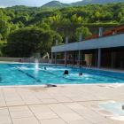 Sort abre sus piscinas en horario de tarde (izquierda) mientras que Alcarràs las ha abierto por primera vez desde 2019.