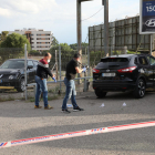 Agents d’investigació dels Mossos buscant proves a l’exterior del vehicle.