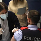Un centenar de mossos de la comisaría de la Seu d'Urgell reciben la primera dosis de la vacuna