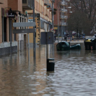 Carrers de Pamplona inundats pel desbordament del riu Arga.