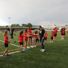 Lluís Cortés saluda a las niñas y niños del fútbol base de la UE Alpicat.