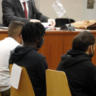 Los tres acusados de apalear a dos hermanos en Balaguer, durante el juicio en la Audiencia de Lleida.