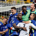 Los jugadores del Chelsea celebran el título tras el penalti detenido por Kepa.