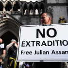 Concentració en suport a Assange i contra l’extradició, ahir.