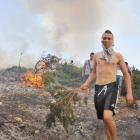 Vecinos de la ciudad tunecina de Bizerta tratan de sofocar las llamas que han arrasado el Monte Nadhour.