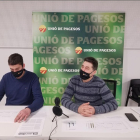 Los responsables del porcino de Unió de Pagesos, Rossend Saltiveri y Aleix Sala, durante la rueda de prensa en la sede del sindicato en Lleida.