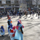 En la protesta participaron alumnos y trabajadoras de las ‘escoles bressol’ del barrio con disfraces.