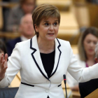 Nicola Sturgeon durante su discurso ante el Parlamento escocés.