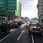Una sesentena de vehículos recorrieron el centro de Lleida para exigir ayudas directas  a los olivos.