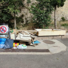 Escombraries al costat d’una paperera en un carrer de Cervera.