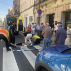 Moment de l’evacuació d’una de les ferides.