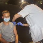 Un adolescent rep una dosi de la vacuna el mes d’agost passat.
