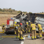 Los dos camiones implicados en el accidente y los servicios de emergencia trabajando en el lugar.