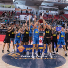 Las jugadoras del Cadí La Seu celebran el título de campeonas de la Lliga Catalana Femenina después de superar al Girona en el Nou Congost de Manresa.