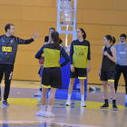 Bernat Canut dirige a sus jugadoras durante el entrenamiento de ayer en el Palau d’Esports.