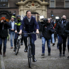 El primer ministre neerlandès, seguit ahir d’un núvol de fotògrafs i càmeres de televisió.